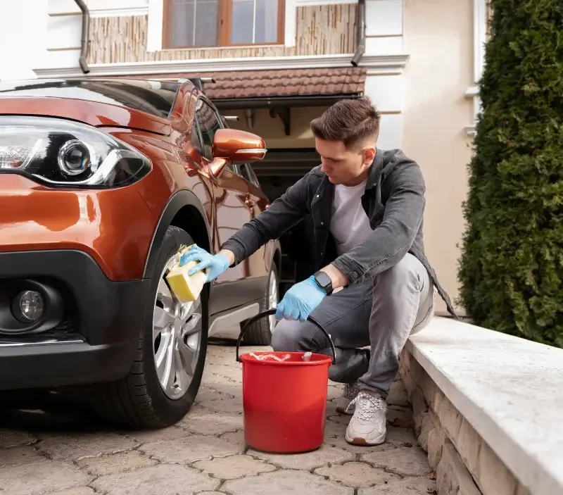 Lavage auto à domicile Manzac-sur-Vern : professionnel intervenant sur un véhicule